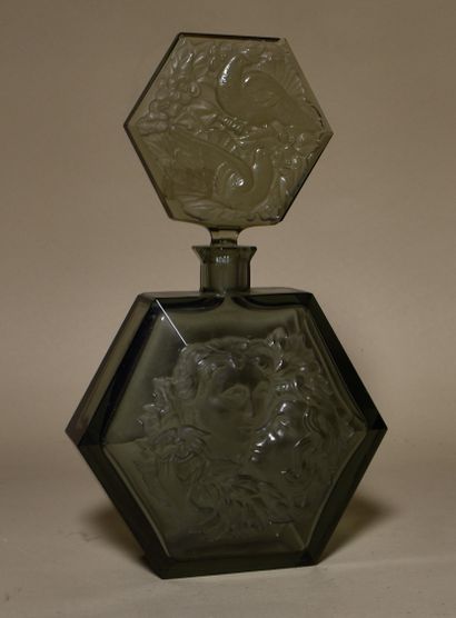 null LARGE octagonal perfume jar in moulded and tinted glass with decoration of couple...