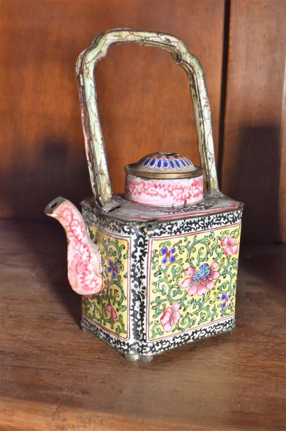 null Chinese enamel teapot (accidents). Height 18 cm