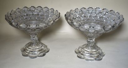 null PAIR OF LARGE CUPS in moulded crystal (accidents). Diam. 34 cm