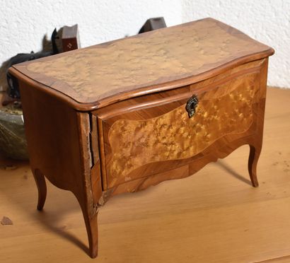 null Miniature marquetry chest of drawers (accidents and missing parts). Width 33...