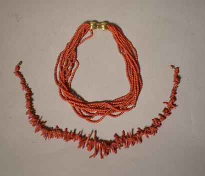 null TWO NECKLACES made of pearls or coral sticks, one with a gold clasp (750/1000)....