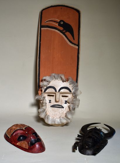null THREE various African MASKS, one in metal. Height: 28 cm