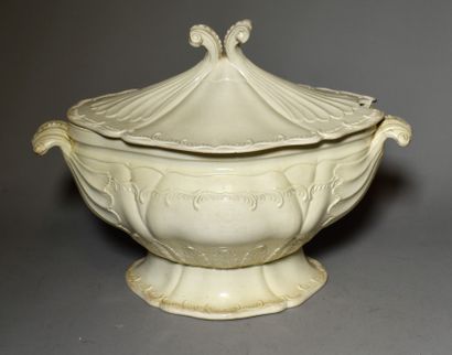 null PONT-AUX-CHOUX earthenware soup tureen with rocaille decoration in relief. Height...