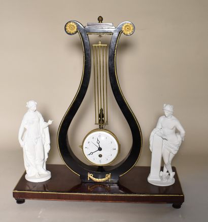 null Black wood lyre clock, the movement and the dial forming a balance. Total height...