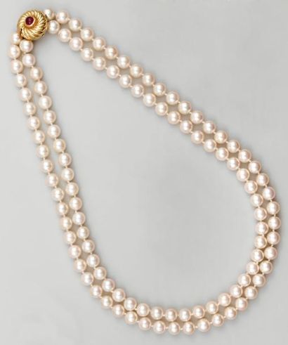 null Collier «choker», composé: de 53 et 57 perles, le fermoir en or jaune figurant...