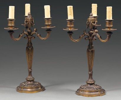 null Paire de candélabres à trois bras de lumière en bronze doré et bronze patiné....