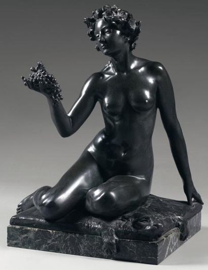 Hugo KAUFFMAN (XIXe siècle) Bacchante assise aux pampres Épreuve en bronze à patine...