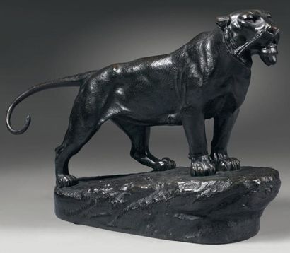 Clovis-Edmond MASSON (1838-1913) Tigre sur un rocher Épreuve en bronze à patine verte...