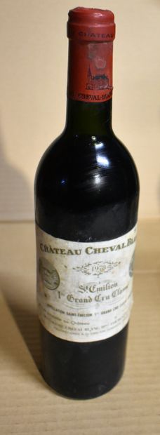 null CHEVAL BLANC 1978 : 3 bouteilles (1 sans étiquette).