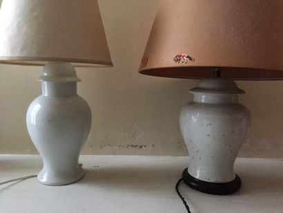 null DEUX LAMPES en céramique en forme de pots couverts asiatiques. L'une reposant...