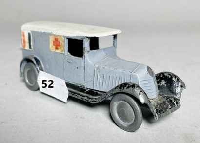 null CD (Charles DOMAGE) - Plomb (1930/1940) : Ambulance RENAULT, bicolore gris,...