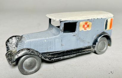 null CD (Charles DOMAGE) - Plomb (1930/1940) : Ambulance RENAULT, bicolore gris,...