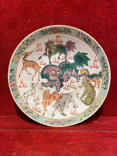 null CHINE : PLAT rond en porcelaine à décor de chien de Fô entouré d'animaux divers....