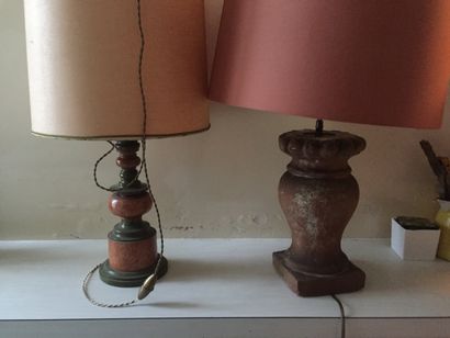 null 
DEUX LAMPES : l'une en terre cuite formant vase, l'autre en imitation de placage...