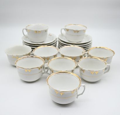 null 
LOT DE 10 TASSES et 12 SOUCOUPES en porcelaine blanche à décor doré (accid...