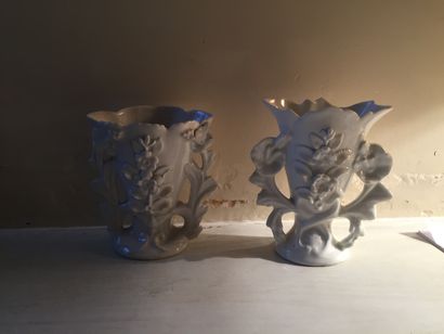 null LOT PORCELAINE : deux vases à deux anses à décor végétal stylisé (Haut. env....