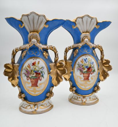 null PAIRE DE VASES en porcelaine dorée à fond bleu, deux anses en forme de feuille,...