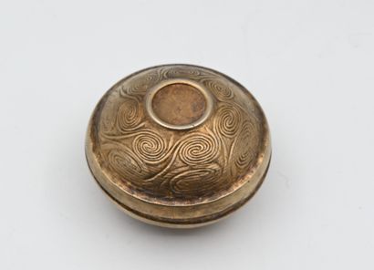 null ZOLOTAS : Pill box in silver vermeil, with chased decoration of scrolls and...