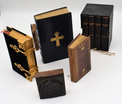 null LOT DE BIBELOTS divers : Vierge en bois, ludion, livres de piété, aquarelle...