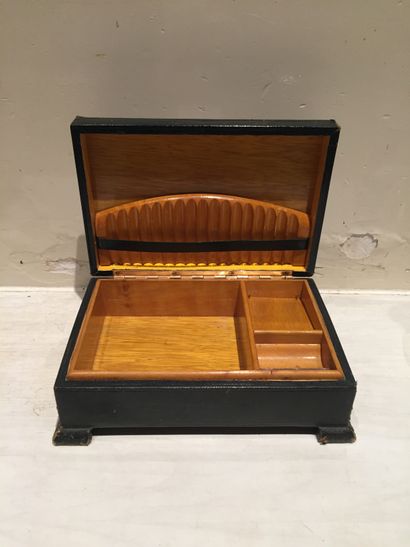 null LOT OF VARIOUS BIBELOTS: music box in veneer (Height 8 cm) - toilet box with...