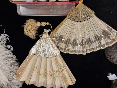 null LOT OF FIVE EVENTAILS including one in ostrich feathers, one in openwork mother-of-pearl,...