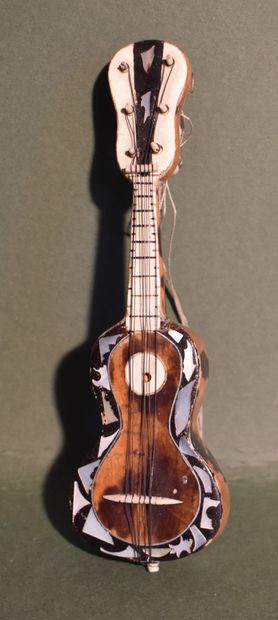 null Miniature tortoiseshell GUITAR. Height: 12 cm