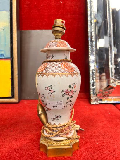 null CHINE : VASE en porcelaine, monté en lampe.