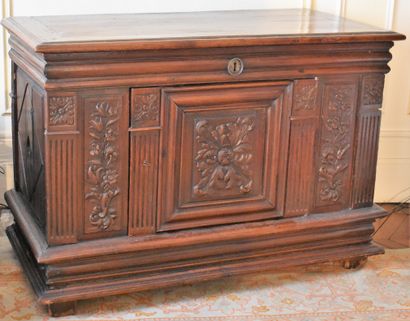 Rectangular chest in carved and fluted oak....
