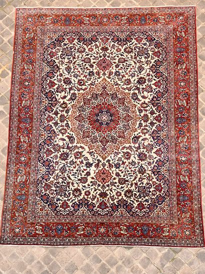 null LARGE RUG Orient white background with large borders. Length. 340 - Width. 450...