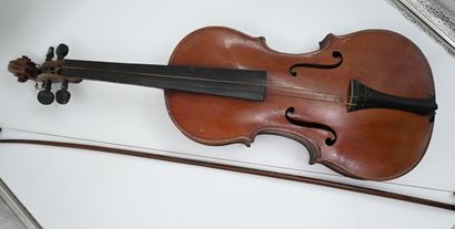 null VIOLON d’étude et ARCHET. Etiquette à l’intérieur «Modèle d’après Stradivarius»....