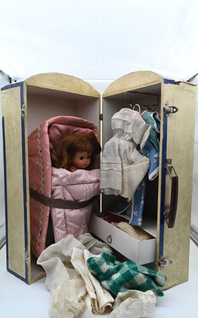 null DOLL in celluloid (Height 27 cm) and various clothes in a cardboard trunk.