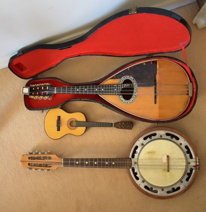 null 
LOT: a BANJO and a GUITAR MINIATURE.
