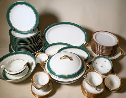 null PARTIE DE SERVICE DE TABLE en porcelaine de Limoges à frise vert et or, comprenant...