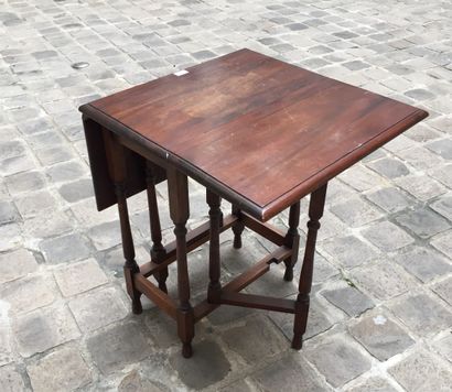 Table with shutters in mahogany. Height 74...