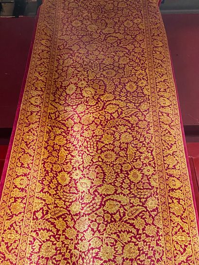 null Gallery carpet in wool and silk on a red background decorated with palmettes....