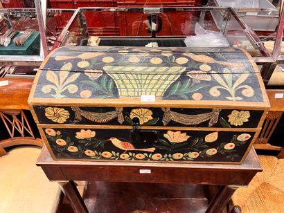 null Norman wedding chest in painted wood, decorated with a flower basket.