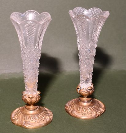 null PAIRE DE PETITS VASES cornet en cristal, monture bronze. Haut. 12 cm