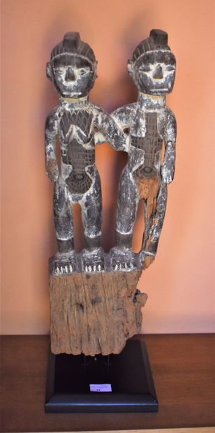 null STATUETTE d'un couple en bois patiné (accidents d'usage). Travail africain....