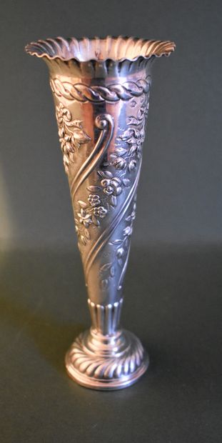 null VASE cone in silver embossed, lined base. English work. Height 17 cm - Gross...