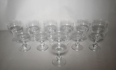 null DOUZE VERRES à pied en cristal (petits éclats). Haut. 15 cm