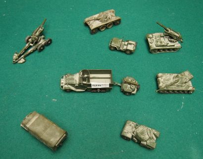 null LOT OF MAQUETTES of planes and boats. ATTACHED: LOT of military Dinky-Toys including...