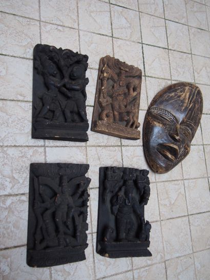 null LOT : quatre bas-reliefs en bois sculpté indiens modernes et masque africain...
