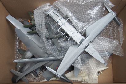 LOT OF MAQUETTES of planes and boats. ATTACHED:...