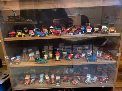 null LOT of APPROXIMATELY 150 miniature CARS of various brands including Solido,...