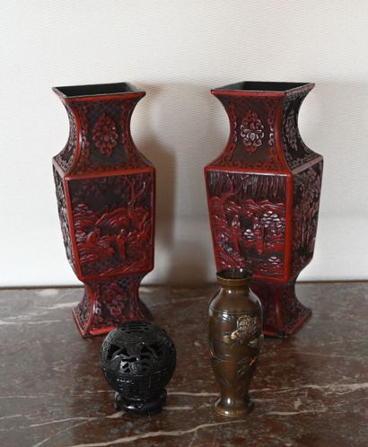null LOT CHINE : paire de vases en laque corail (Haut. 31 cm ), vase bronze et b...
