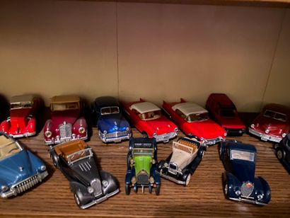 null LOT of APPROXIMATELY 150 miniature CARS of various brands including Solido,...