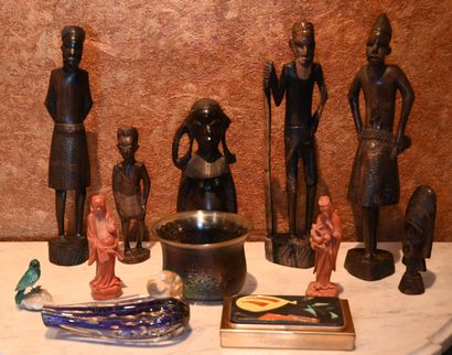 null 
LOT DE BIBELOTS divers : statuettes africaines ou chinoises, boite métal doré,...