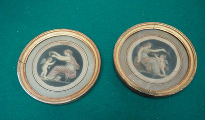 null DEUX GRAVURES miniatures rondes en couleurs à décor de personnages à l'antique...