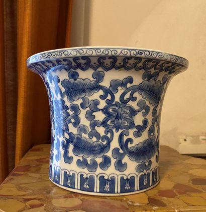 null CHINE, XIXe siècle : VASE en porcelaine de Canton à décor de personnages. Monture...