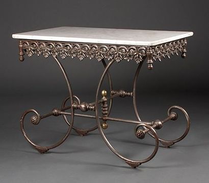 null TABLE DE MILIEU en fer forgé, ceinture à frise décorée d'entrelacs, pieds en...